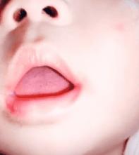 产妇胀奶要不要吸出来,产后涨奶宝宝怎样吸不痛