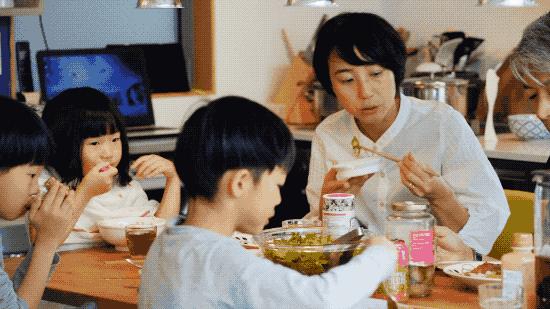 他在市中心建了一座房，38㎡住一家五口，居然没屋顶？