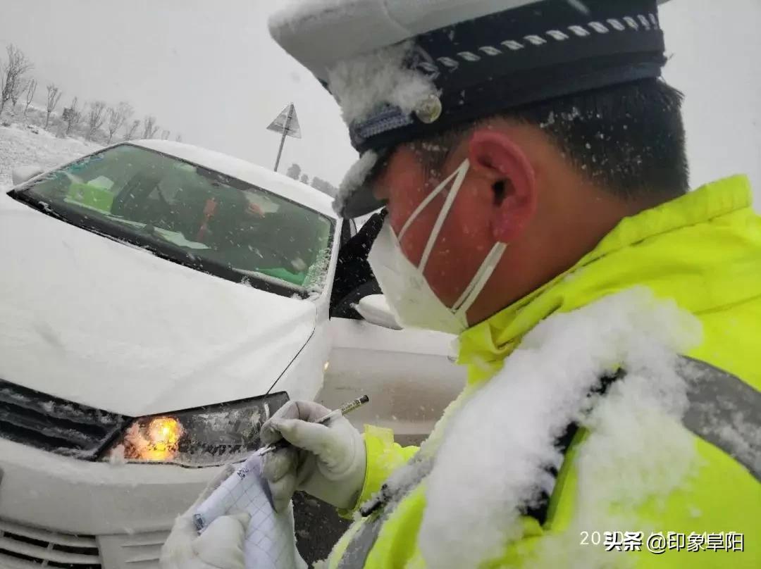 风雪中的坚守致敬一线防疫人,防疫人员路人拍摄