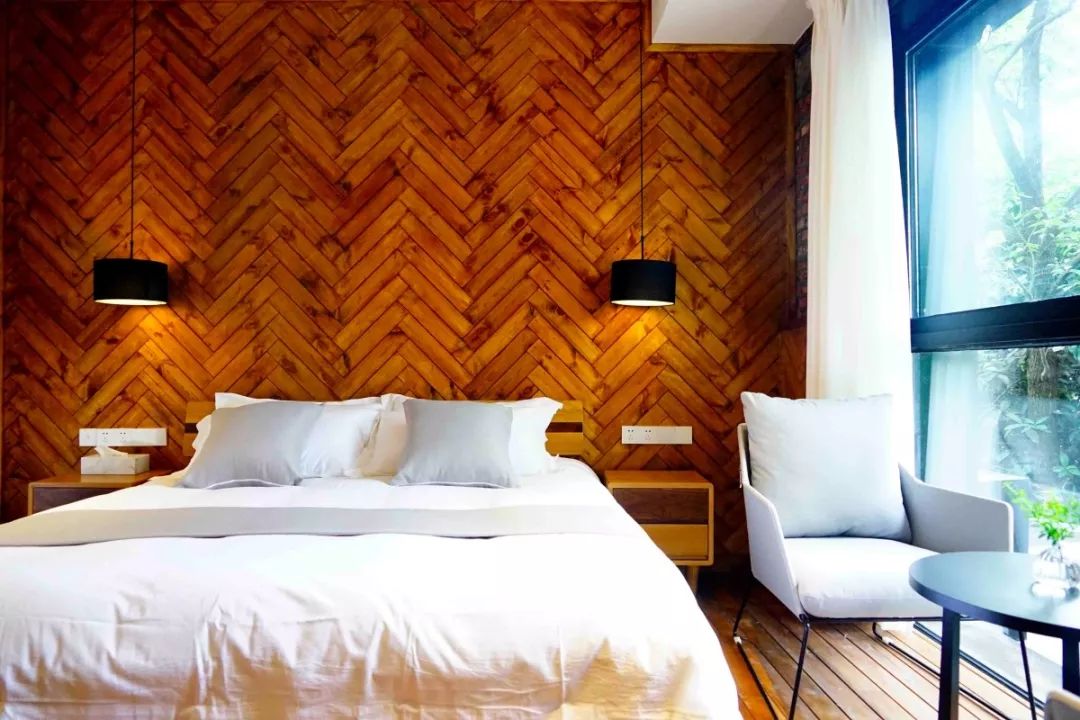 放弃城市40万年薪，夫妻躲进深山造出“最美书店”引600万人围观