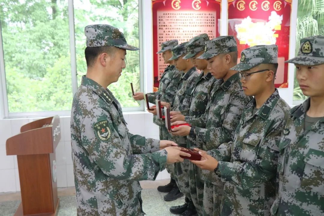 老兵收到军节礼物,老兵收到特别感谢的礼物