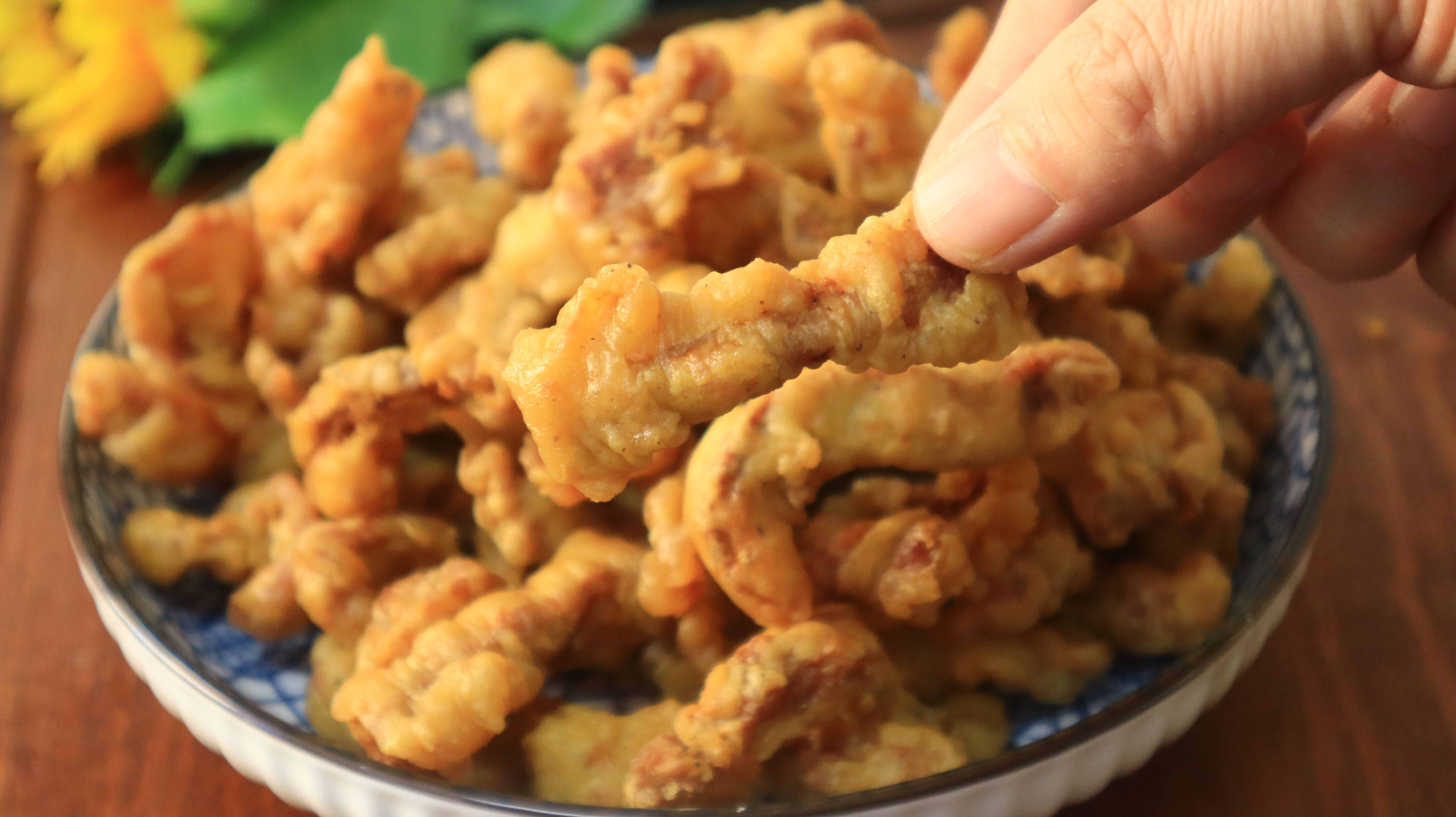 小酥肉教程里面加淀粉还是面粉,小酥肉是用淀粉还是面粉