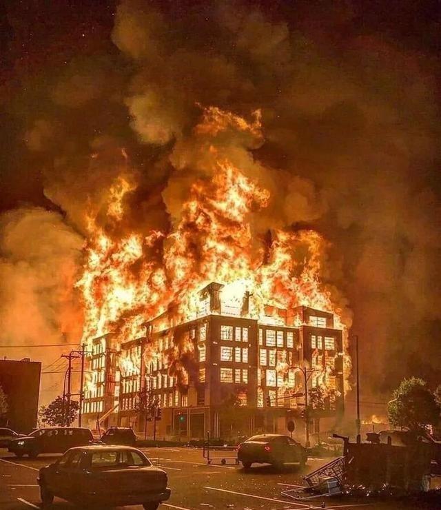 黑人被警察跪压事件升级！被杀之人竟是NBA名宿的“孪生兄弟”？