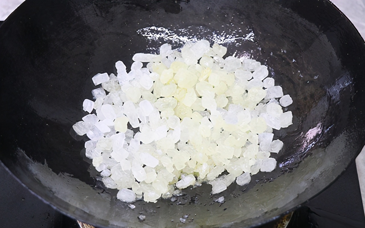 怎么用冰糖炒糖色不炸锅,红烧肉炒糖色怎么不炸锅