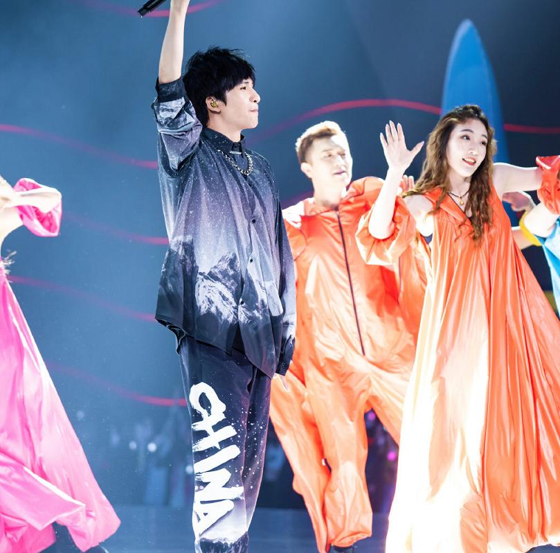 55盛典绝了,王心凌明道时隔16年合体,郎朗吉娜四手联弹燃爆全场