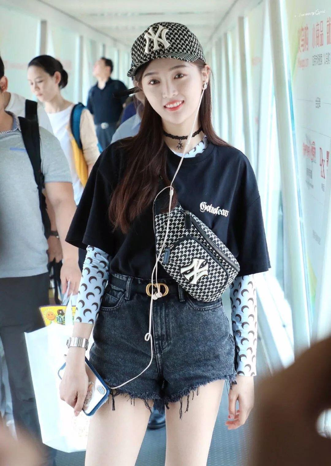 解锁T恤新穿法，杨幂、戚薇、杨紫早就这么搭配了，防晒又时尚