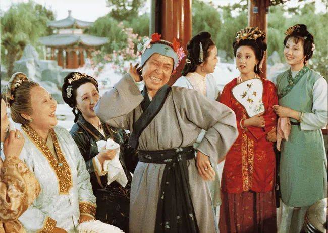 600克真金，145只孔雀羽毛，3年复原龙袍，到底有多壕？