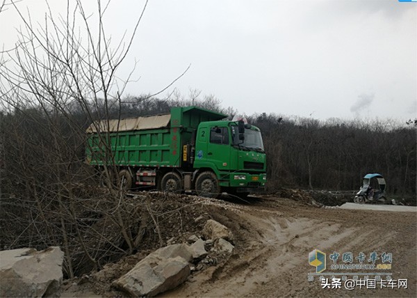 坑洼路面车辆颠簸严重,路面坑洼不平车辆路过难行