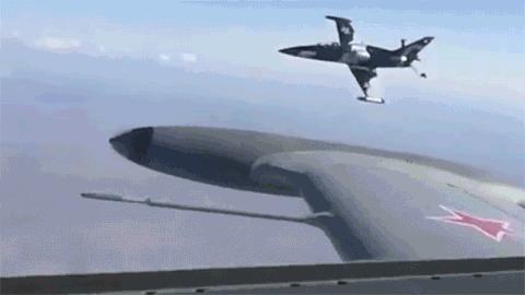 即使机毁人亡，也要找刺激！为何俄飞行员总爱杂耍式飞行选技巧