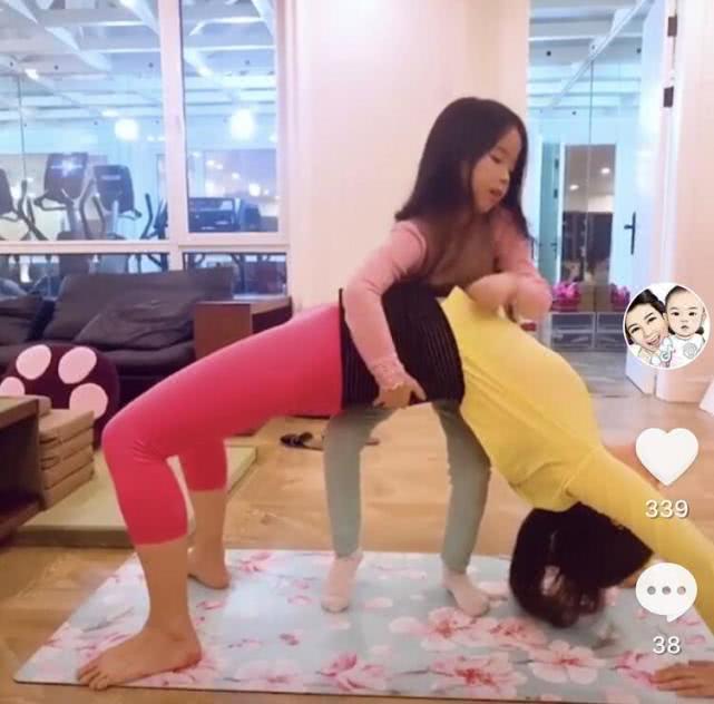 黄奕与女儿比拼高难度健身动作，下腰拉伸压腿看着都好疼