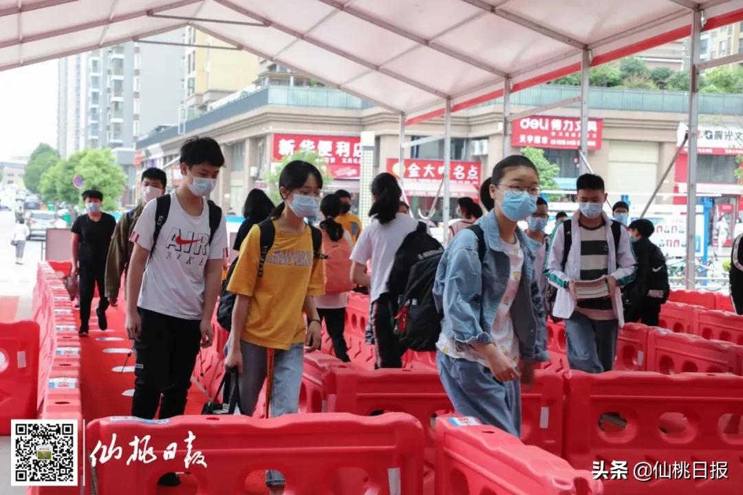 仙桃学生神兽归笼视频,神兽归笼小学家长开心到模糊