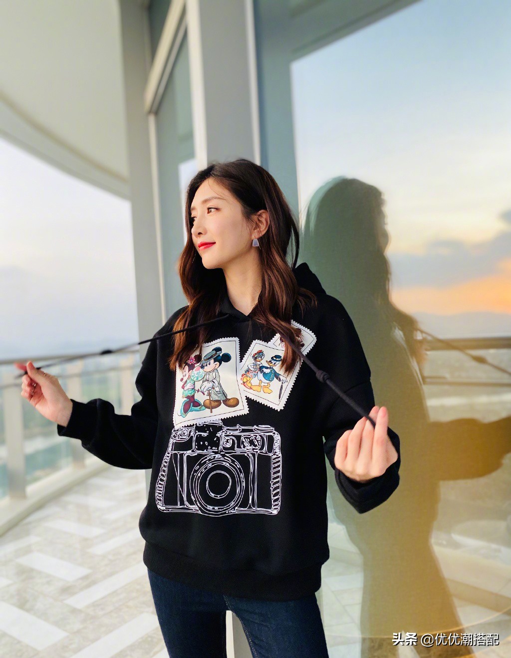 江疏影热巴穿荷叶边衬衫好甜美,杨幂热巴江疏影最新街拍盘点