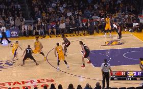 易建联国家队16年,易建联16岁时扣篮