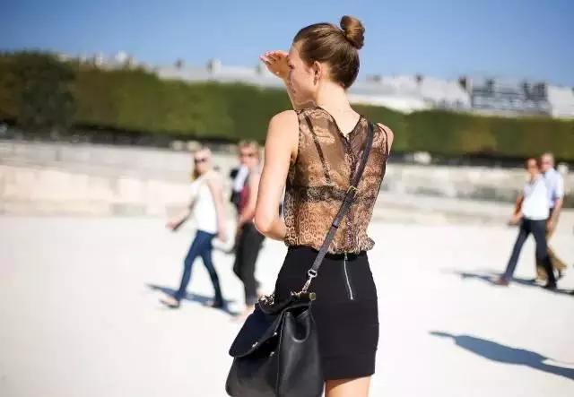 男士夏天衣服透点咋办呢,夏天比较透的衣服应该怎么穿