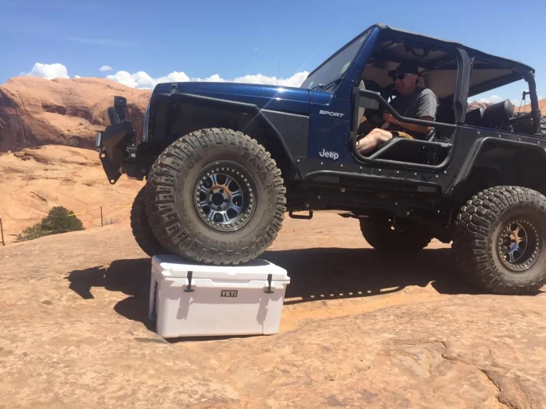 和supreme齐名的品牌,和supreme合作的行李箱