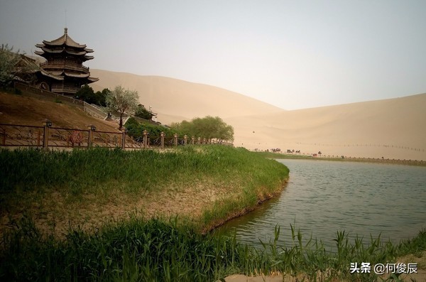 鸣沙山月牙泉堆满了游客,鸣沙山月牙泉景区