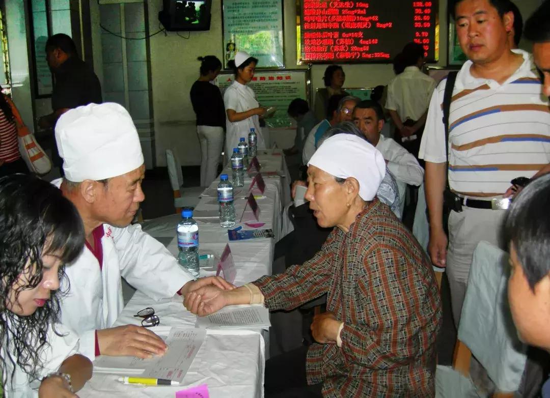 甘肃老中医每天几千人排队看病,甘肃免费看病的老中医