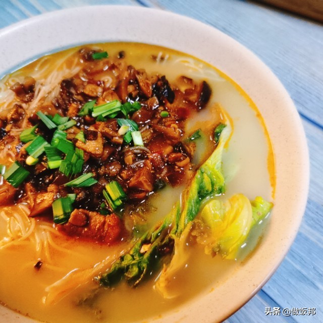 香菇鸡丁米线鸡汤怎么熬,香菇鸡丁米线的鸡丁卤怎么熬制