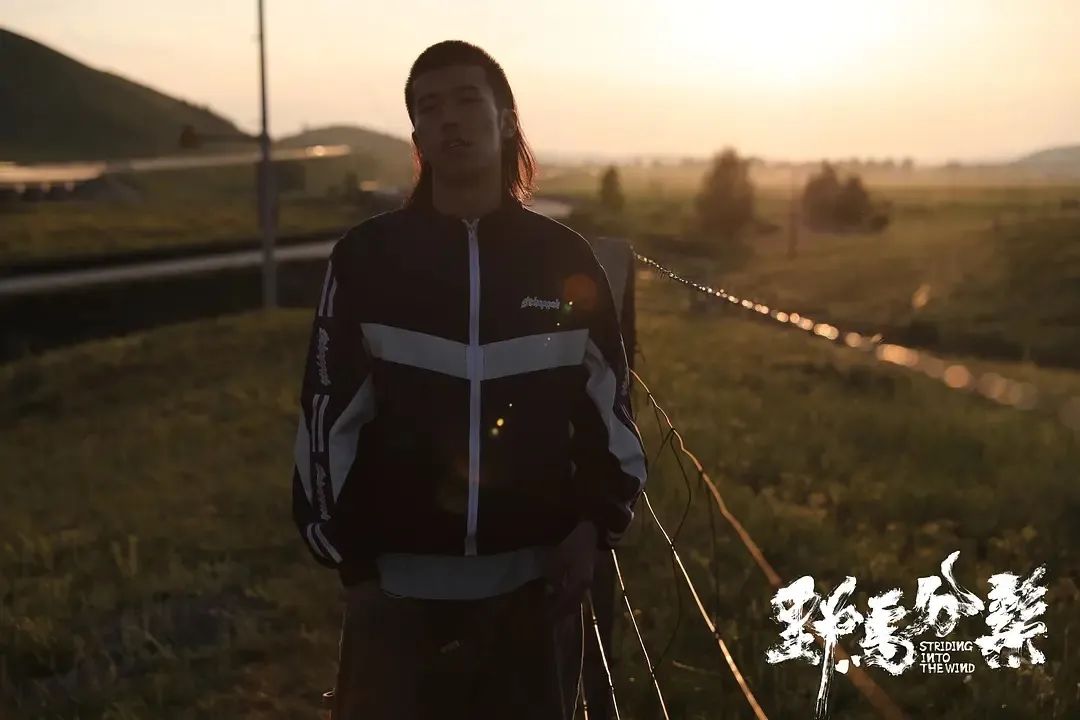 这位士力架广告里走出的男孩,成了电影里的“野马”