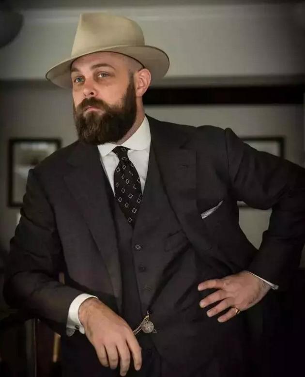 西装应该怎么穿才显得有品位,肩膀宽的人穿西装为什么更好看