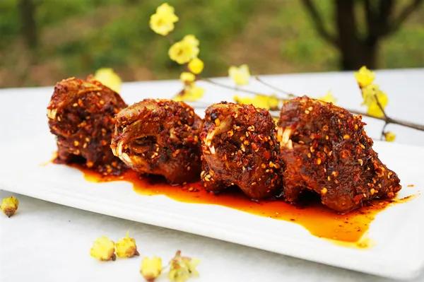 来成都必吃的鸭脑壳,来成都一定要吃麻辣兔头