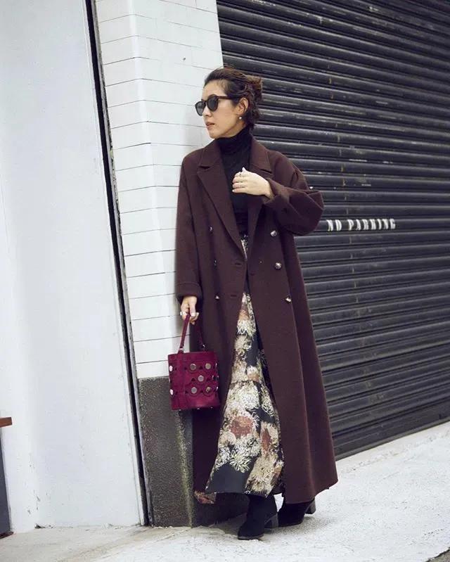 看这位45+日本博主的时尚穿搭，有一种由内而外散发的自信张扬