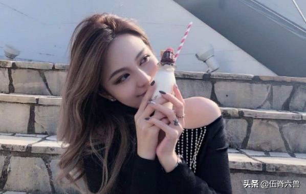 周扬青坐在詹姆斯旁边搞笑评论,周扬青坐詹姆斯旁边视频