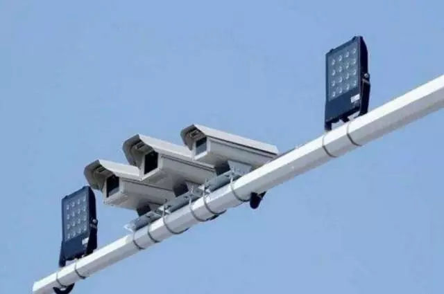 道路违章摄像头拍的是什么,道路上扣分拍照的摄像头是怎样的