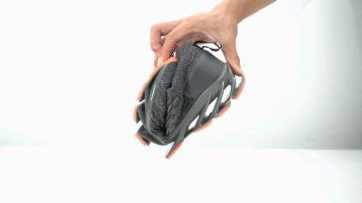 美国阿迪感到了压力！中国战狼刀锋鞋负重前行，国产跑鞋弯道超车