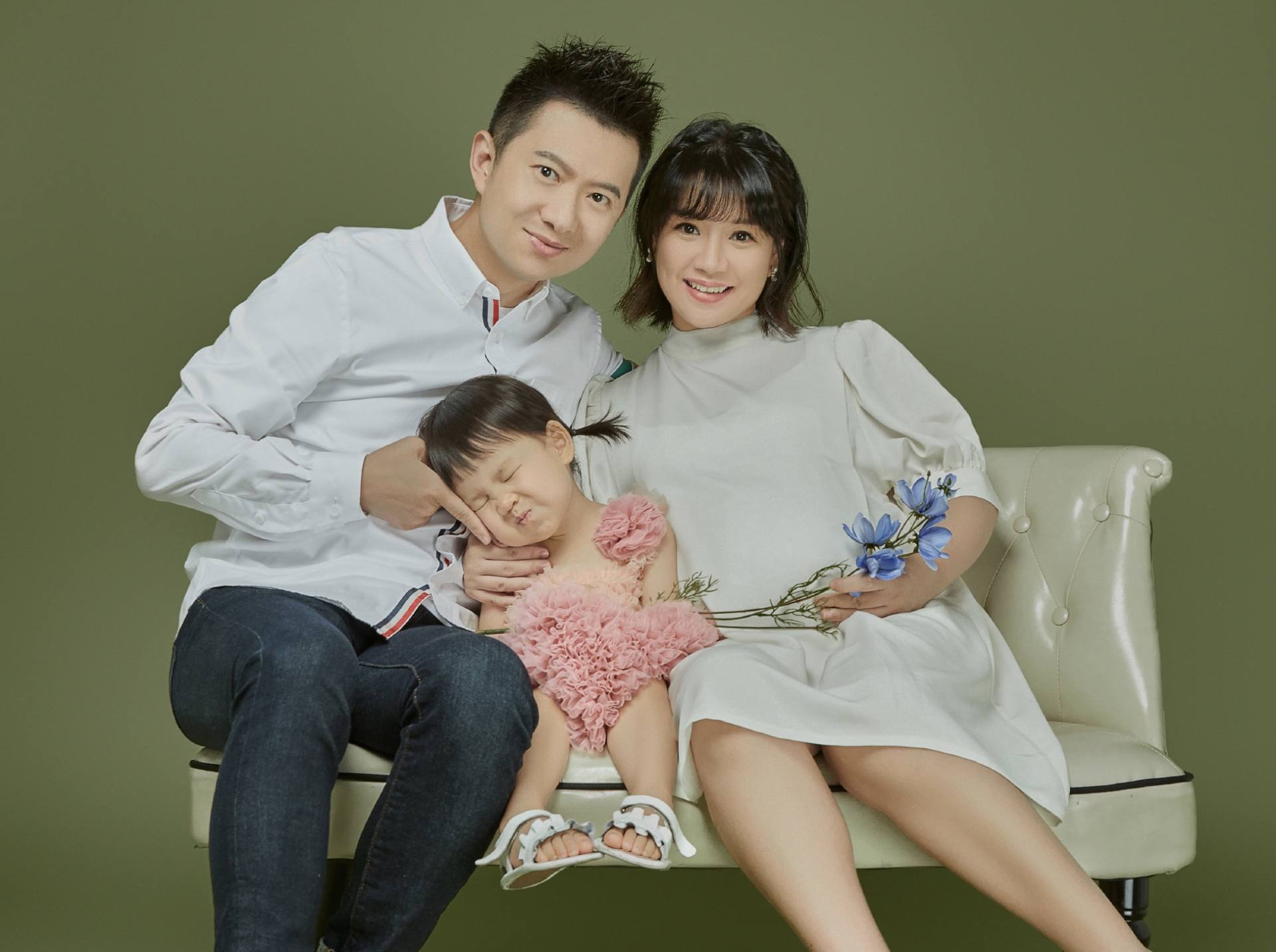 高龄生子、嫁神秘富商、退休成网红，“童年回忆”们变样了吗？