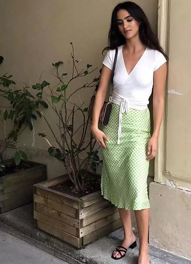 “三角妹”掌握扬长避短法，取舍上下身的优劣势，轻松穿出法式风