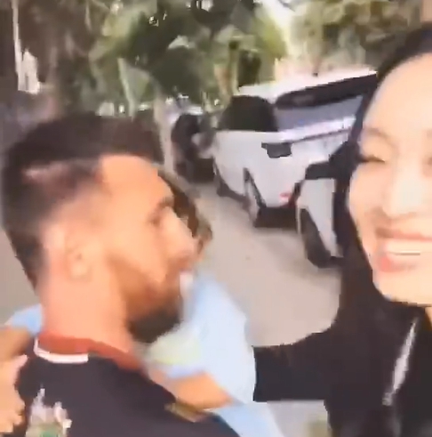 女球迷吻梅西,c罗梅西亲吻c罗