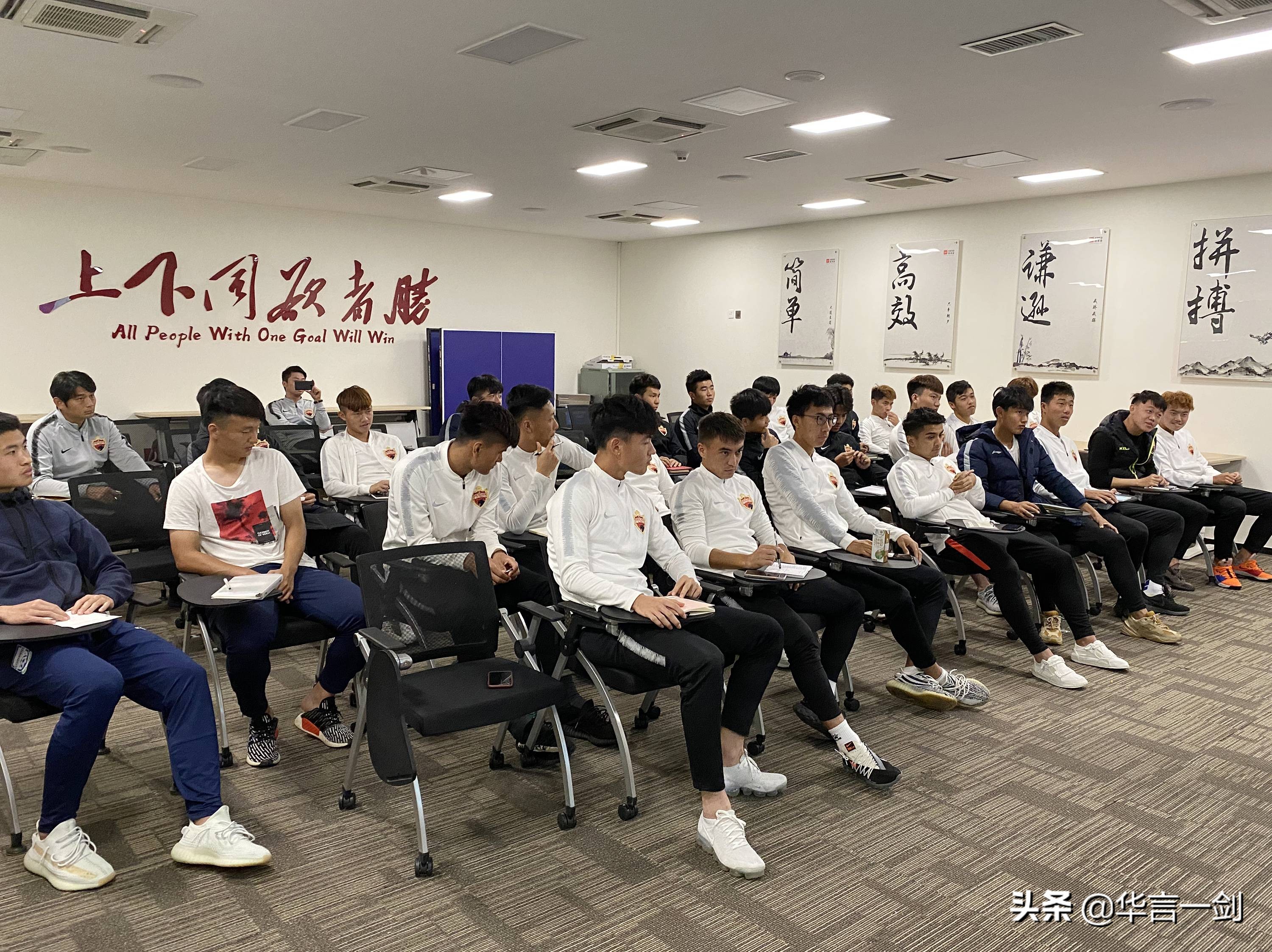 这是什么操作，这家俱乐部主教练是意大利人，却安排球员学英语