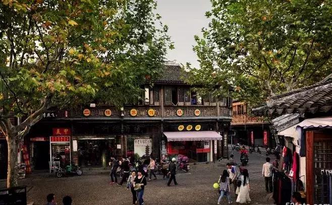 繁华喧闹的老街,繁华古镇老街