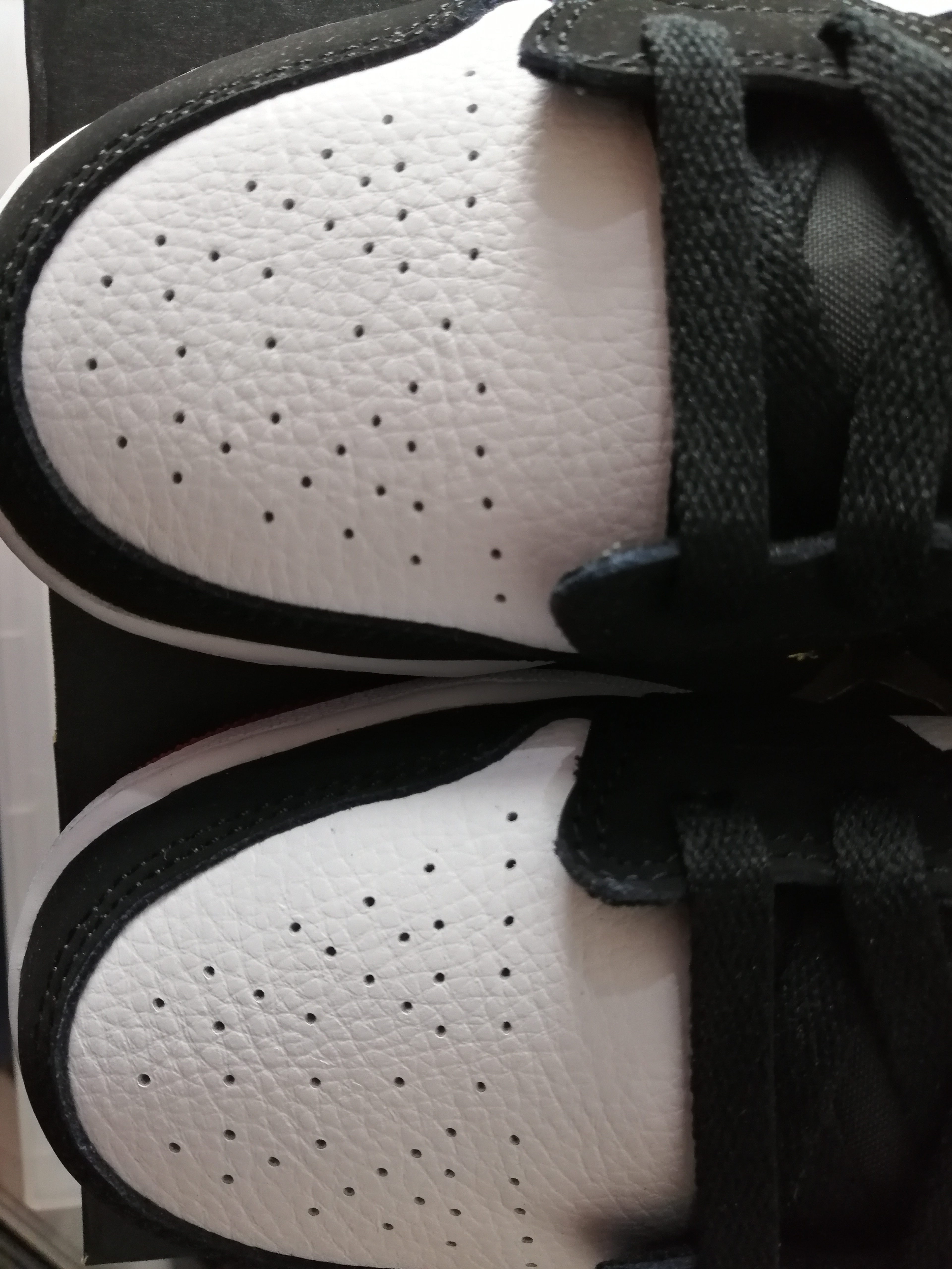 aj1黑黄脚趾低帮二手行情,aj1新款黑红脚趾值得买嘛