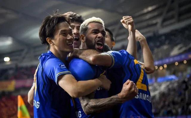 墙倒众人推下的苏宁:球迷*制抵**、外援骂*子骗**、韩媒设黑白照片