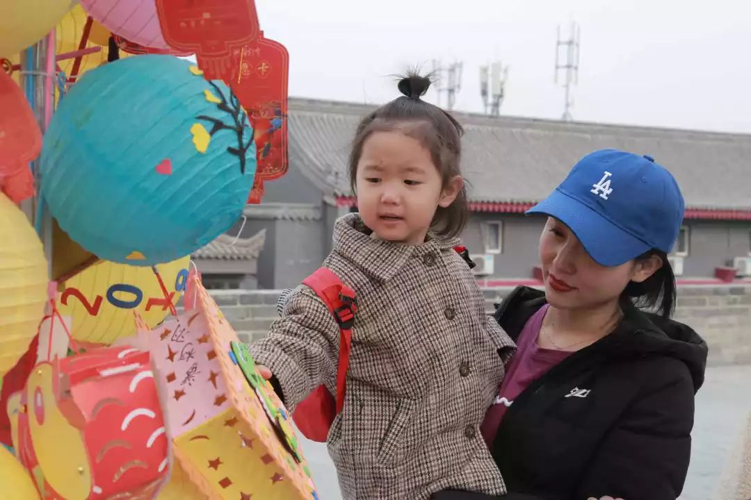 古城夜景灯光璀璨,欣赏古城夜晚灯火通明的景色