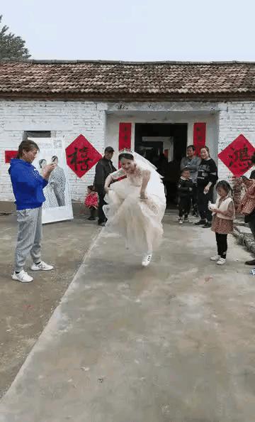 老爸叫我把谷子装进袋里，结果我玩游戏忘了！现在该怎么办？