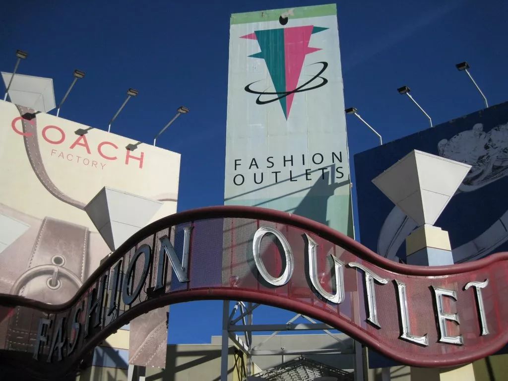 同款衣服实体店比网上贵怎么回事,同品牌的衣服实体店和网店的区别