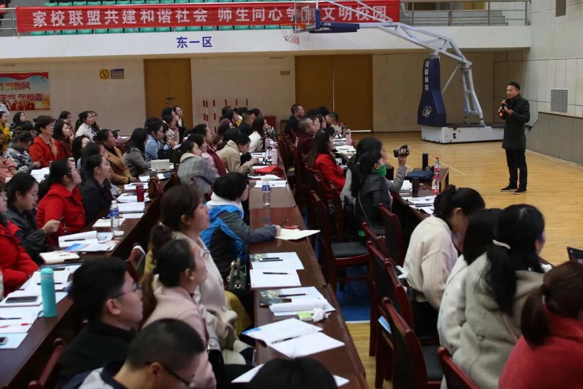 巴陵郡三湘四水英才聚，香樟园高谈阔论红烛燃