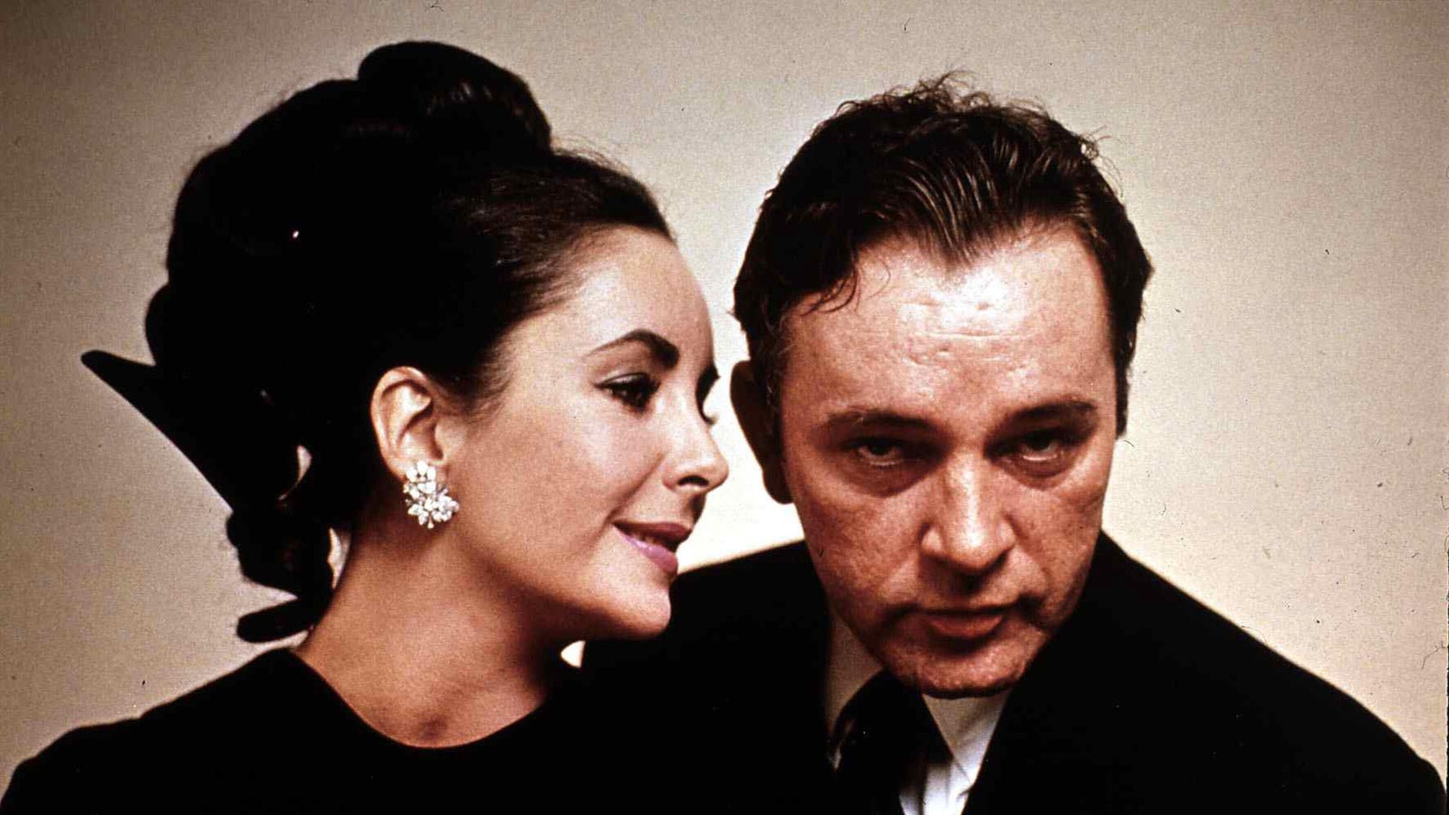 伊丽莎白女王传世戒指,伊丽莎白泰勒的珠宝留给谁了