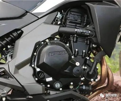 400排量颜值担当,春风400nk和ktm250duke哪个好