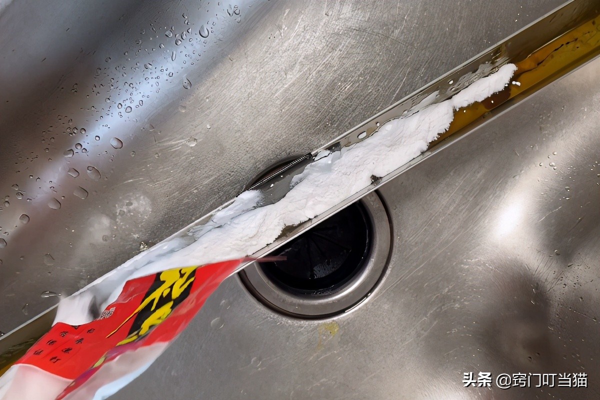 油烟机油盒的巧妙处理,油烟机油盒拆不下来怎么清洗