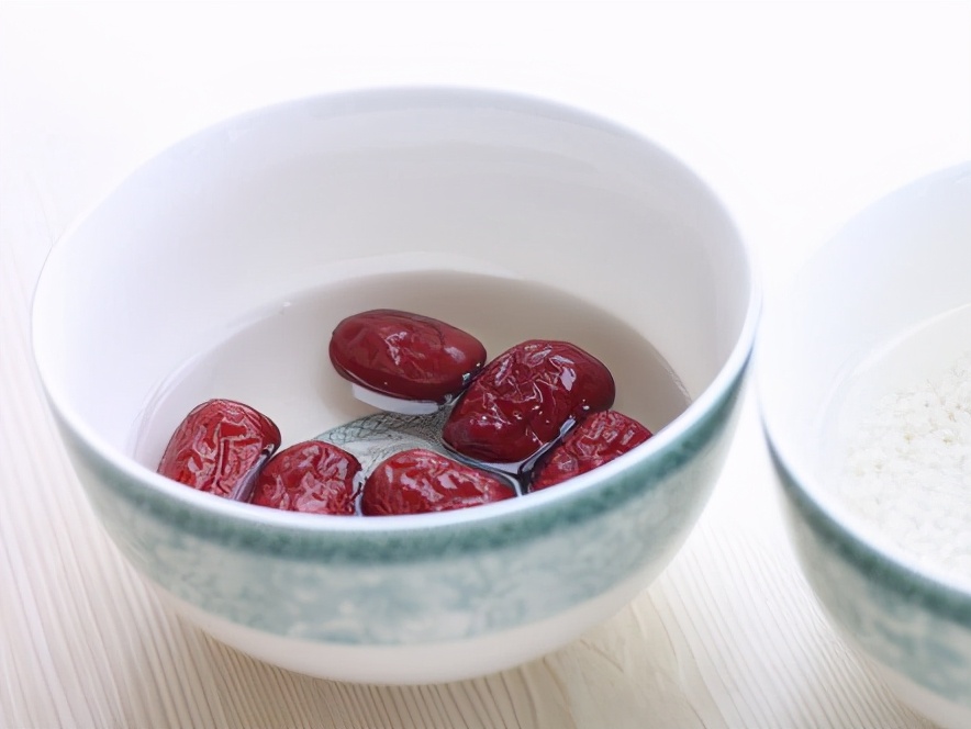 核桃和红枣煮水喝有什么效果,把红枣炒糊泡水喝有什么功效