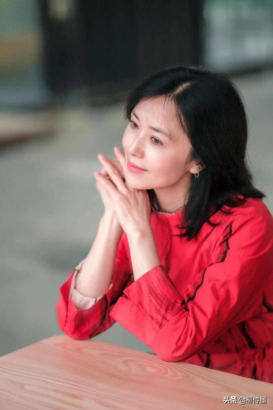 适合中老年女性拍照姿势,中老年摄影入门轻松拍出好照片