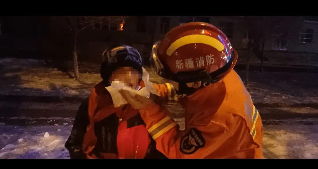 熊孩子把舌头冻到栏杆上,熊孩子皮到极致