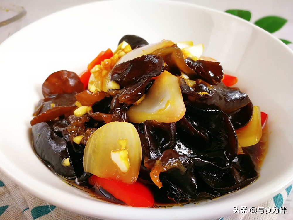 洋葱拌木耳洋葱泡水吗,洋葱拌木耳洋葱怎么做才不会辛辣