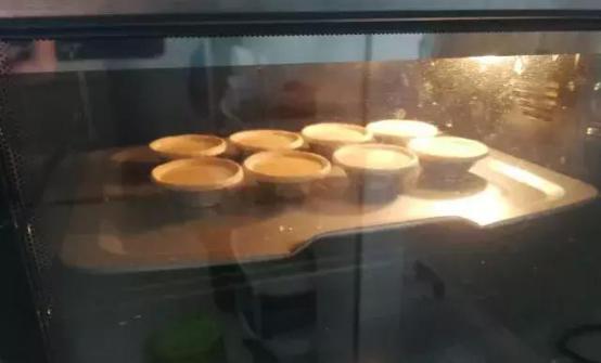 外酥里嫩简单零失败蛋挞的做法,蛋挞外酥自己在家做
