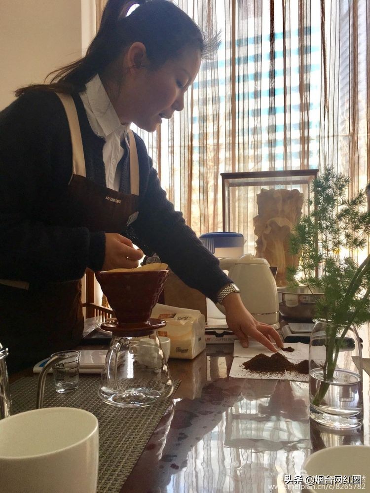 喜欢咖啡，因为那种独特的色香味。色泽凝重，透着忧郁和冷寂