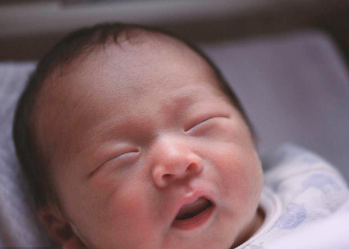 婴儿漾奶时的正确处理方法,新生儿漾奶和吐奶怎么处理